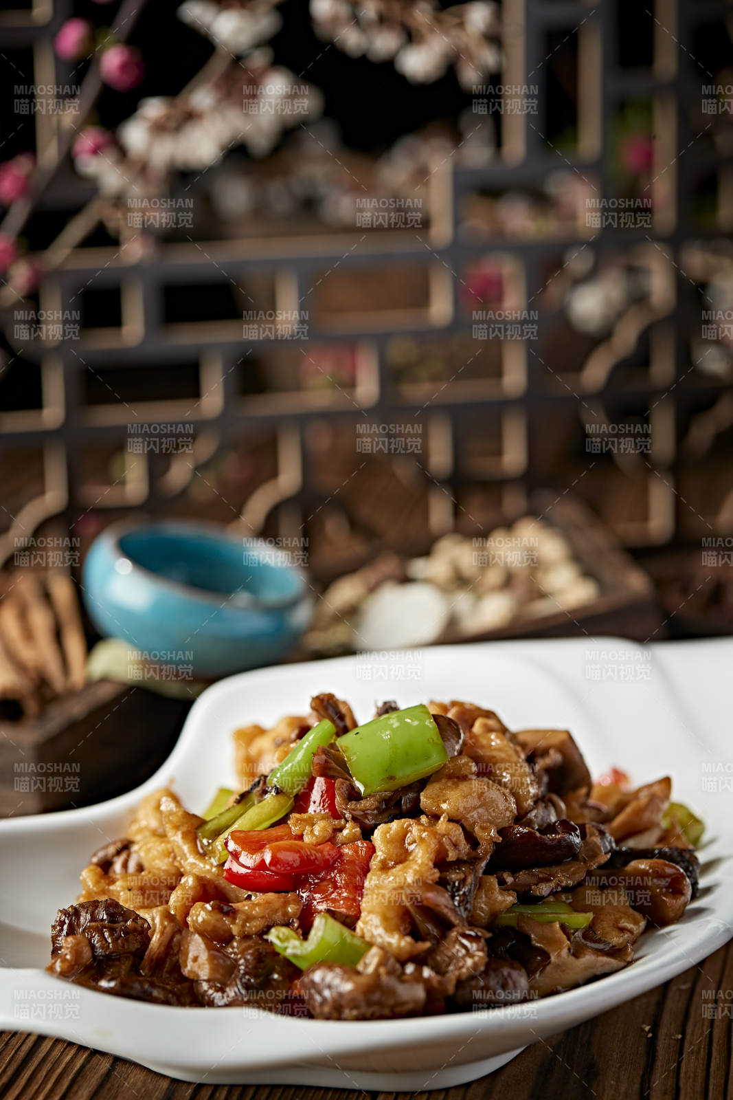 青红椒松蘑小炒里脊肉片图片