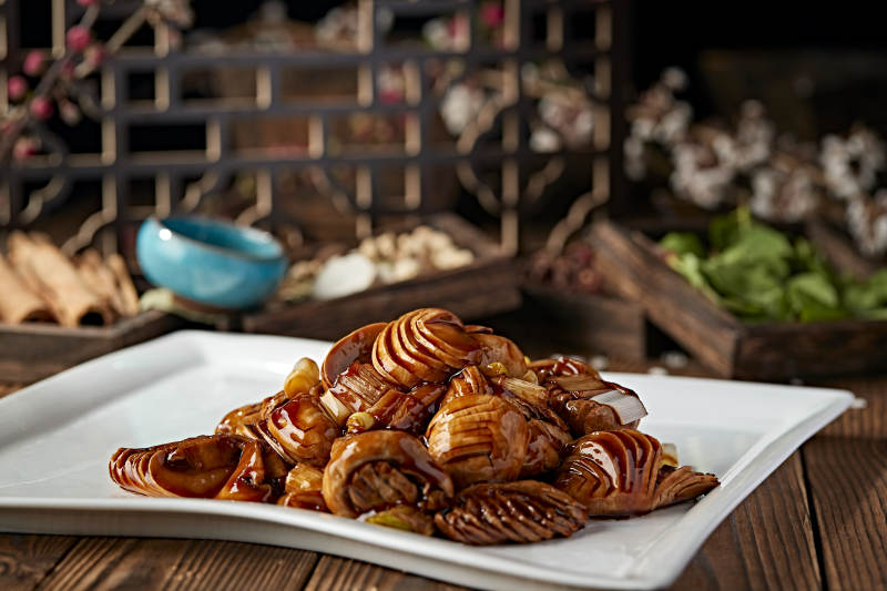 葱烧草原鲜口蘑图片