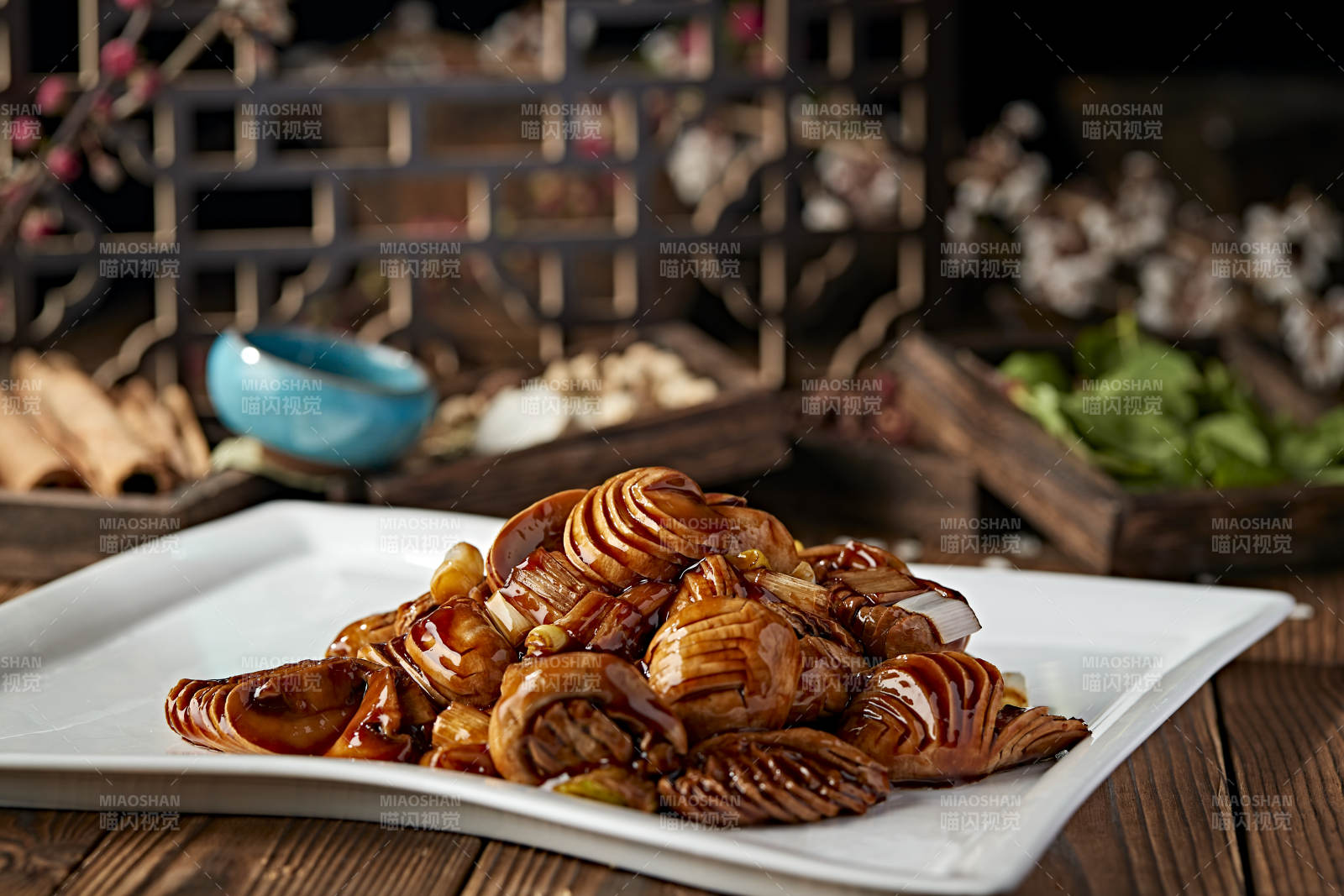 葱烧草原鲜口蘑图片