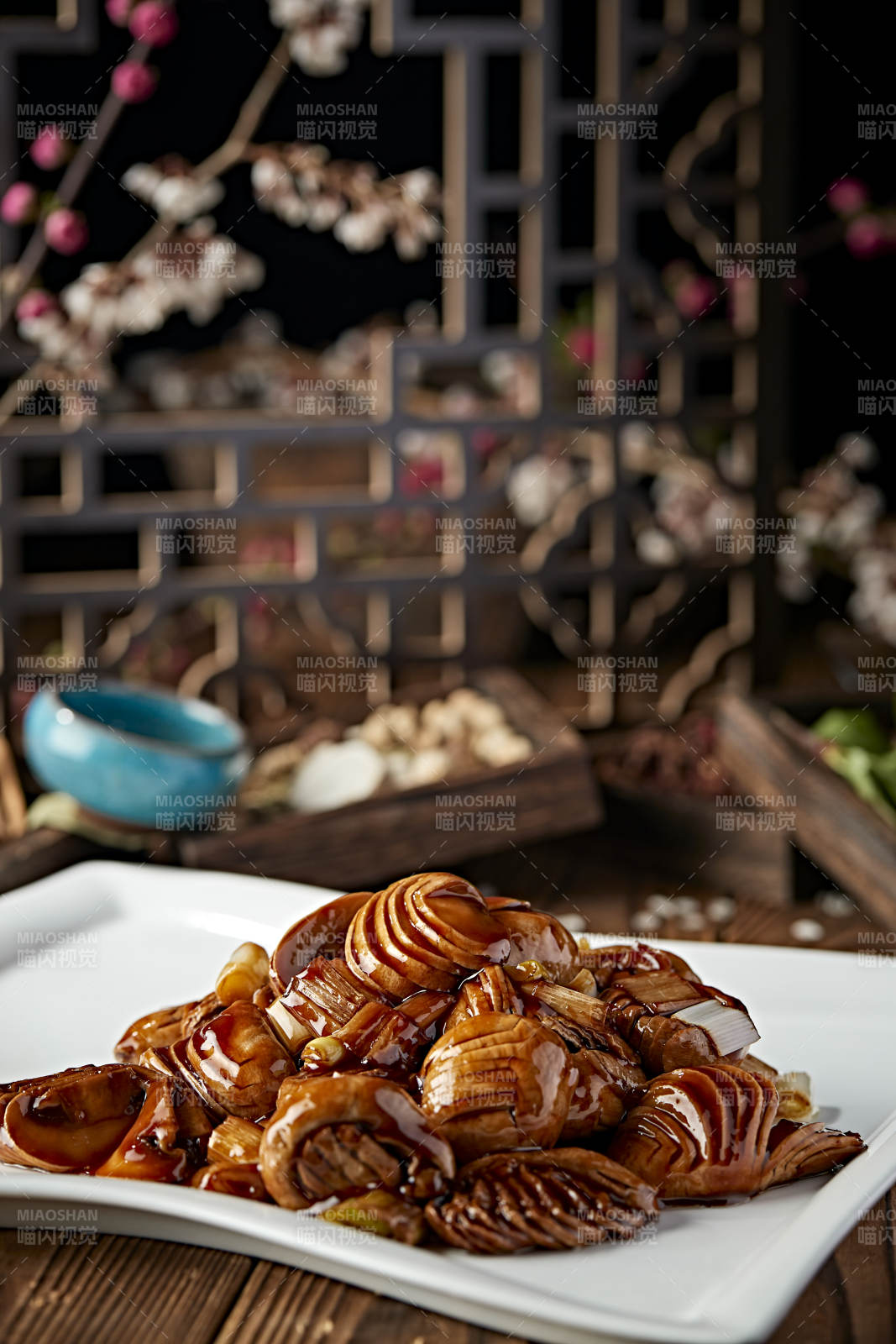 葱烧草原鲜口蘑图片