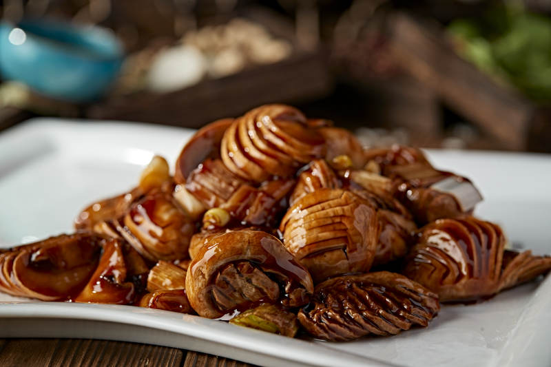 葱烧草原鲜口蘑图片