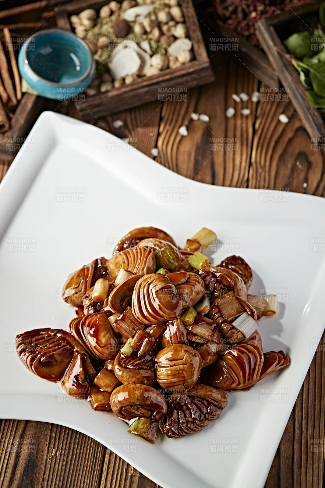 葱烧草原鲜口蘑图片