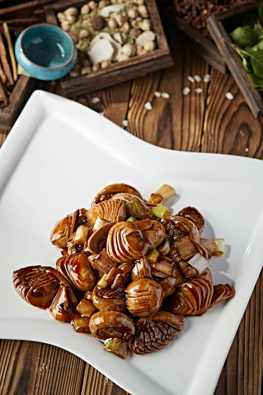 葱烧草原鲜口蘑图片