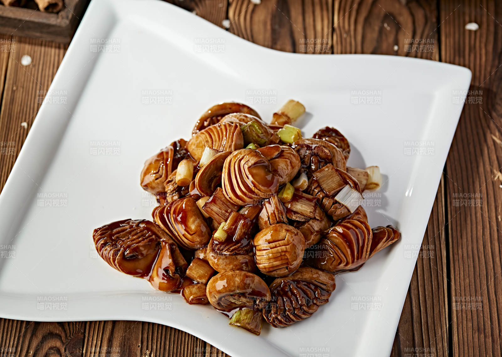 葱烧草原鲜口蘑图片