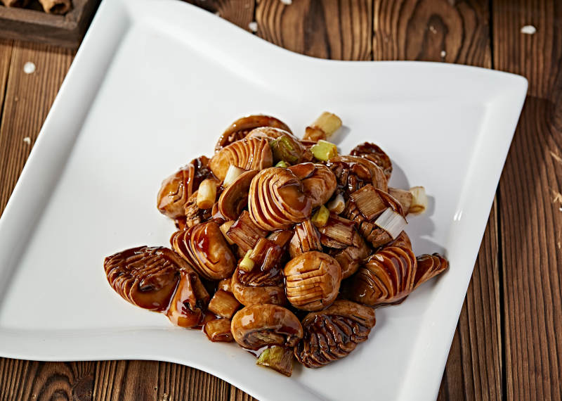 葱烧草原鲜口蘑图片