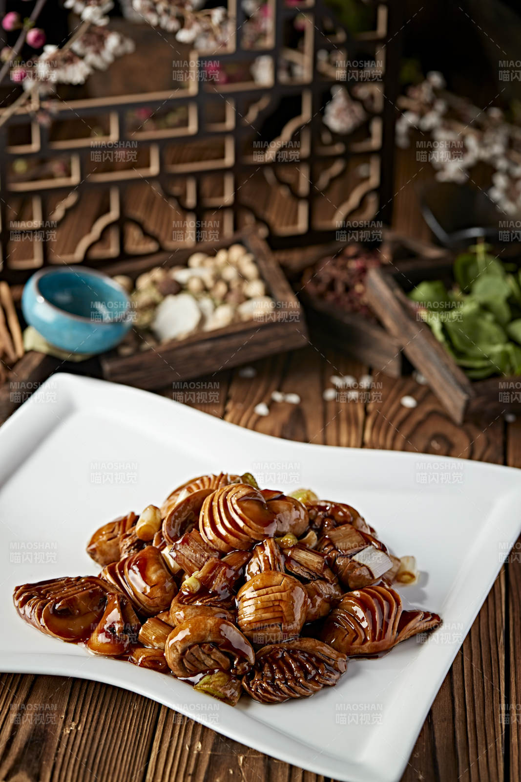 葱烧草原鲜口蘑图片