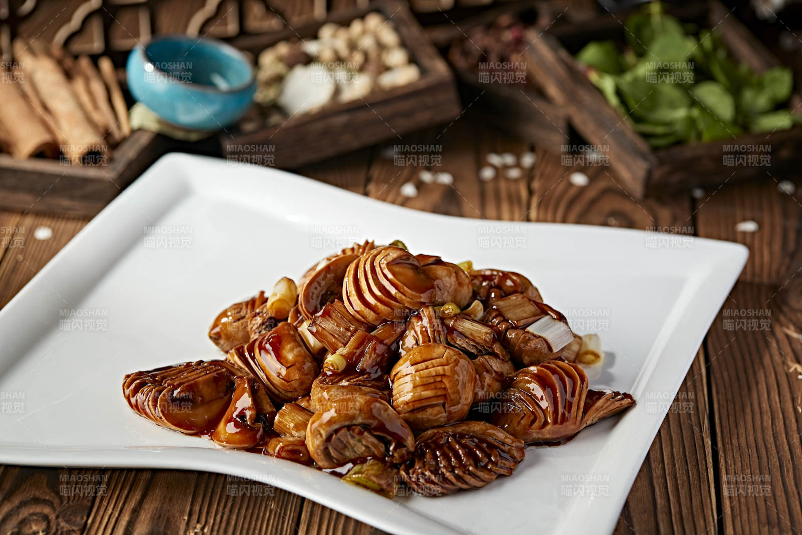 葱烧草原鲜口蘑图片