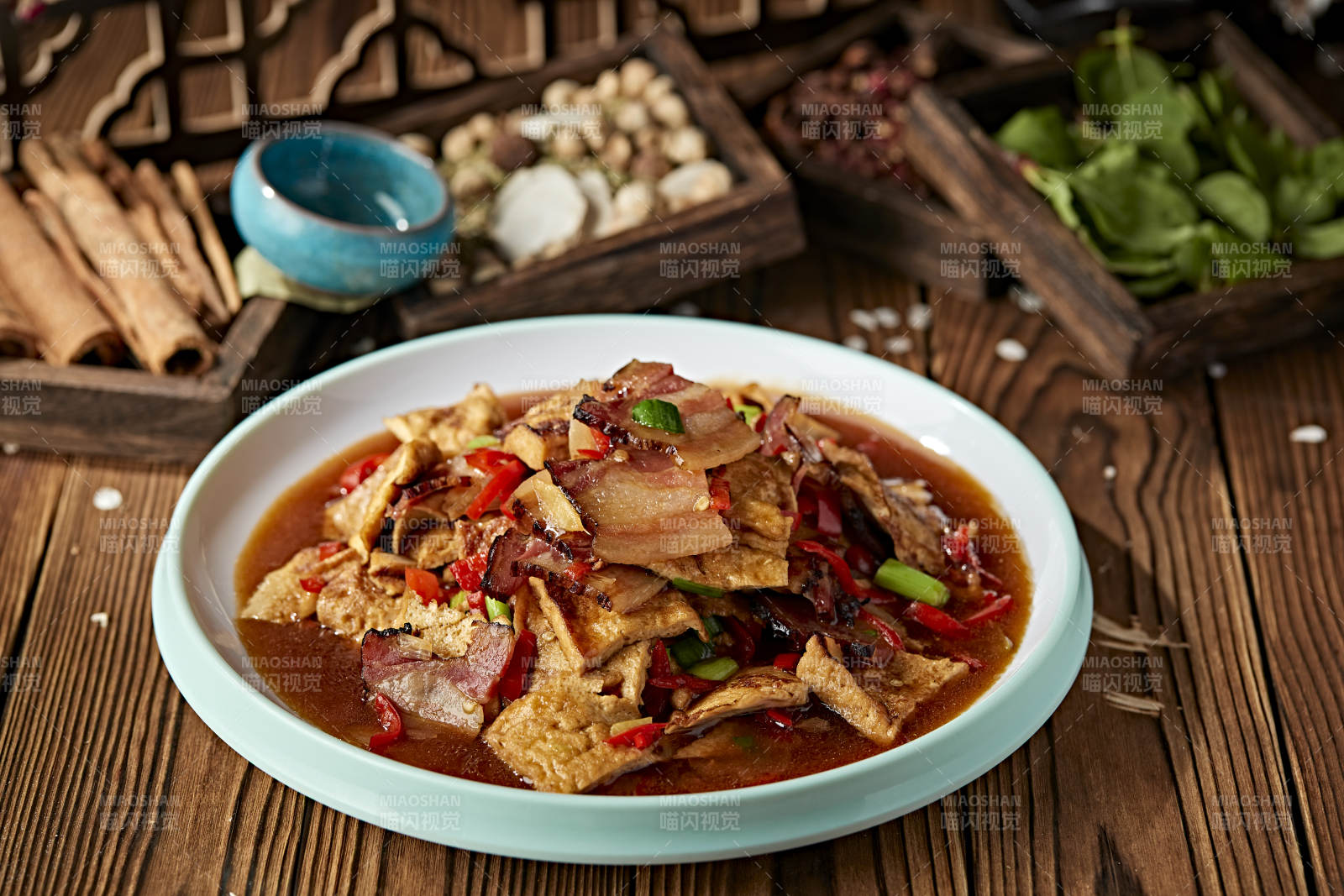 鲜剁椒油炸豆腐小炒湘西腊肉片图片