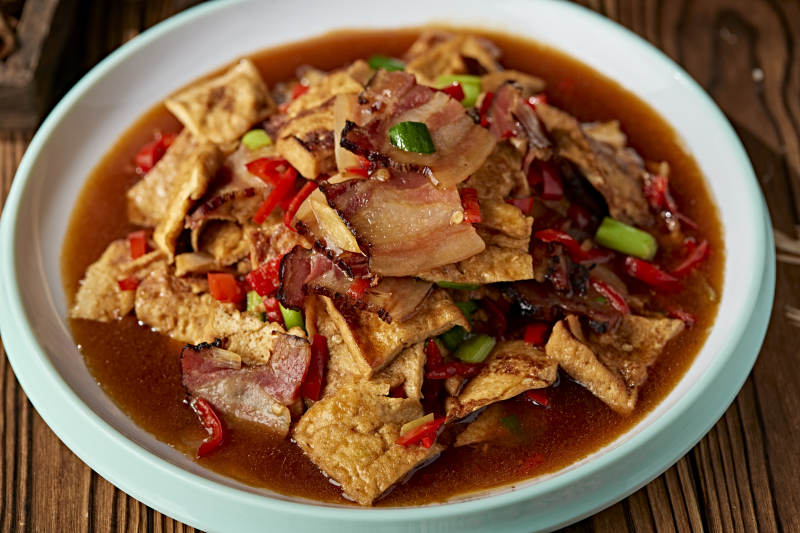 鲜剁椒油炸豆腐小炒湘西腊肉片图片