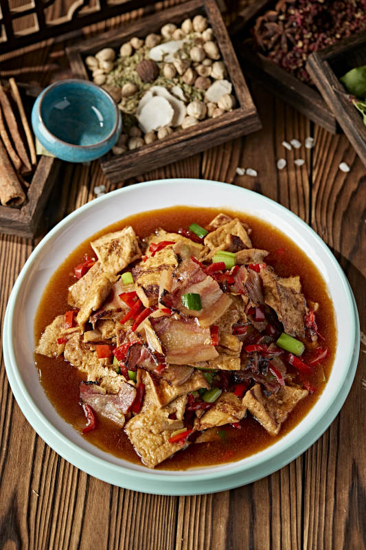 鲜剁椒油炸豆腐小炒湘西腊肉片图片