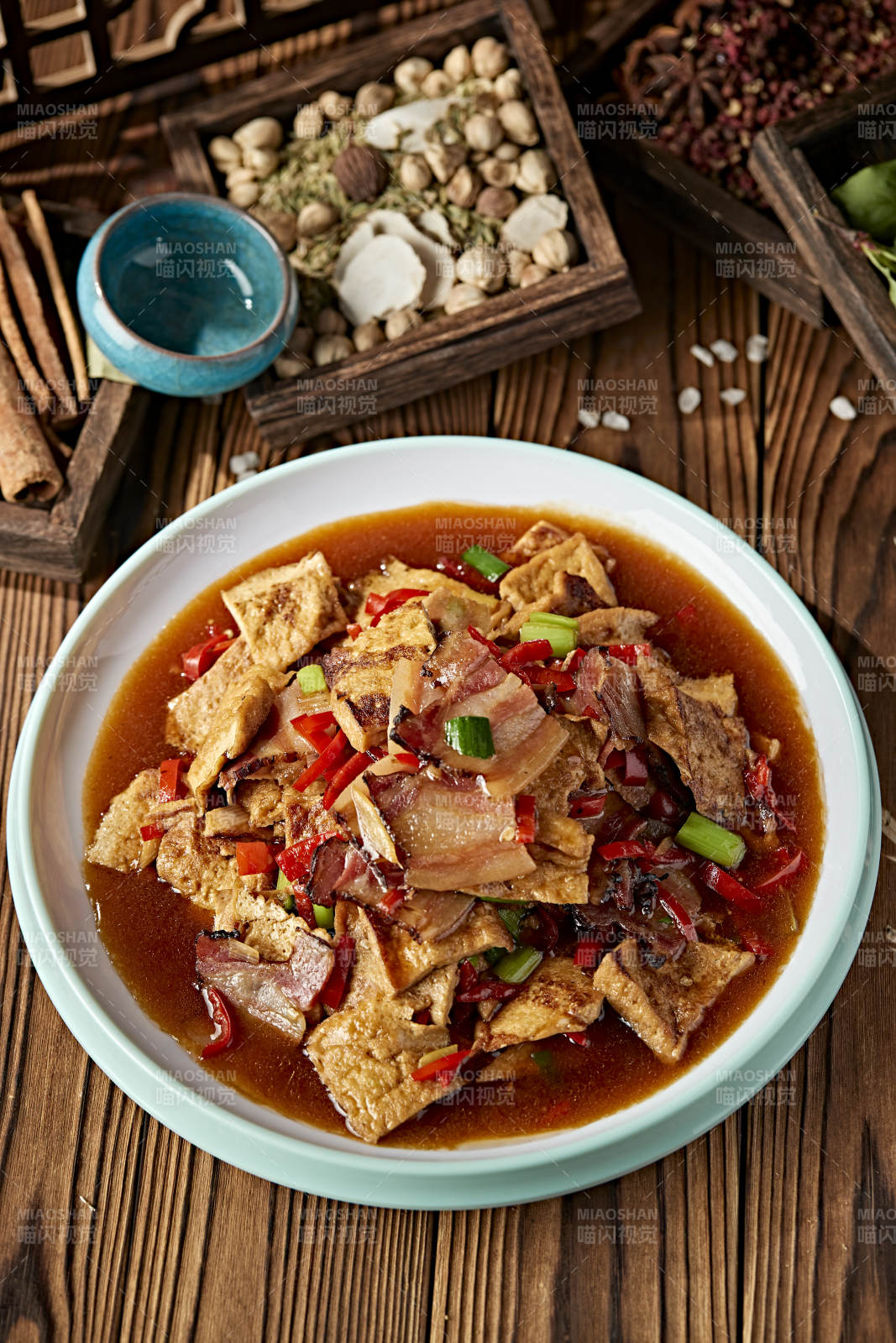 鲜剁椒油炸豆腐小炒湘西腊肉片图片