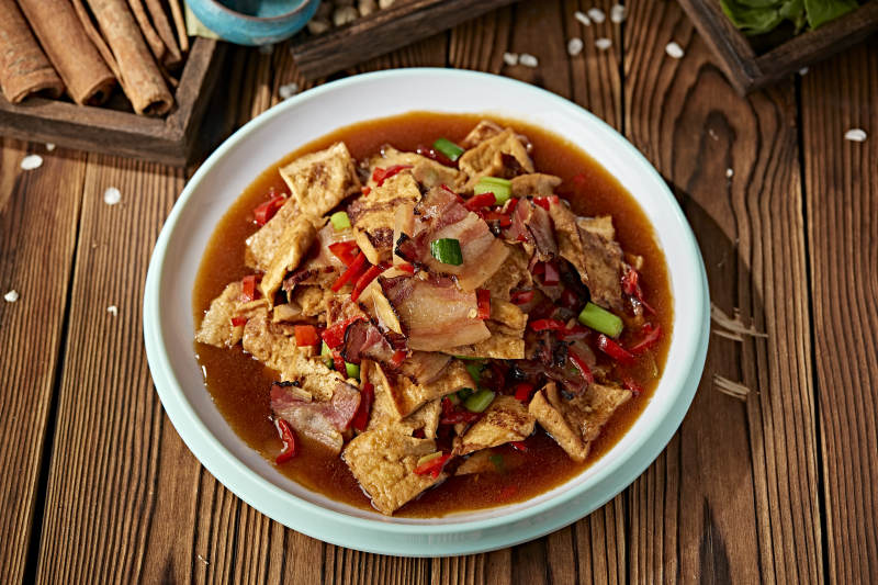 鲜剁椒油炸豆腐小炒湘西腊肉片图片