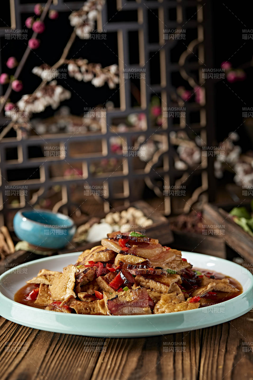 鲜剁椒油炸豆腐小炒湘西腊肉片图片