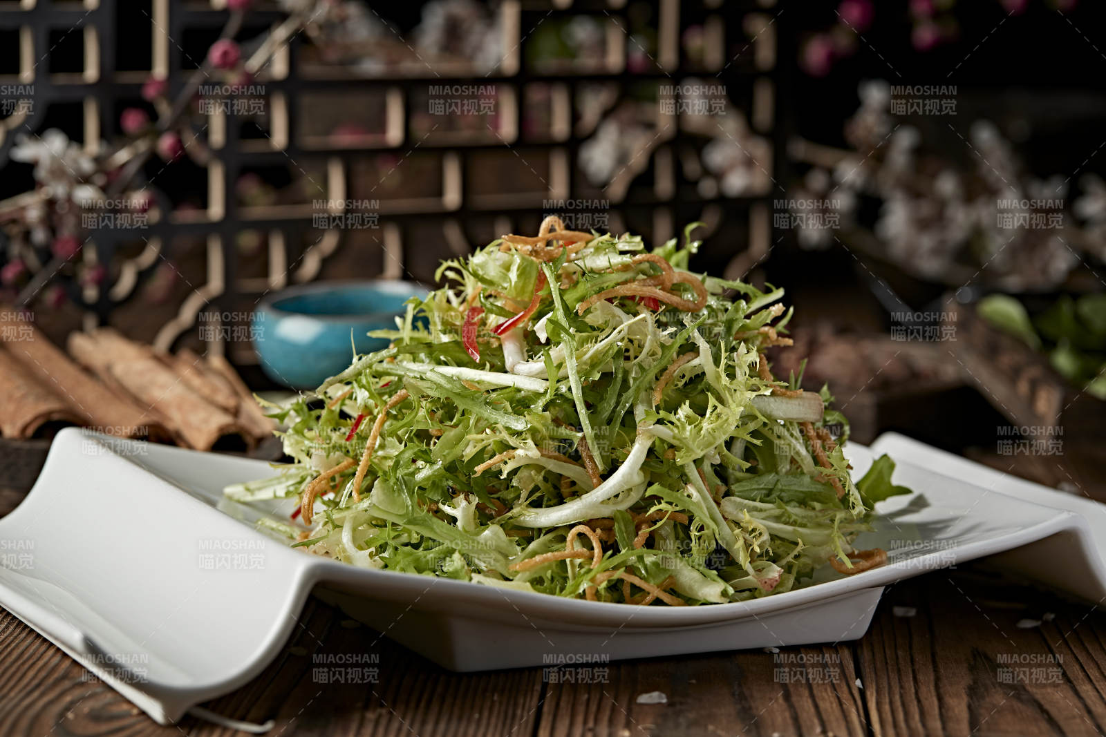 彩椒丝炸面丝炝拌手撕苦菊图片