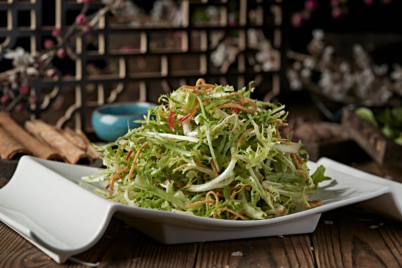 彩椒丝炸面丝炝拌手撕苦菊图片