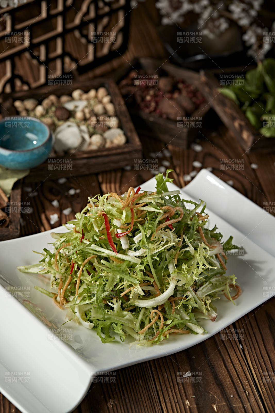 彩椒丝炸面丝炝拌手撕苦菊图片