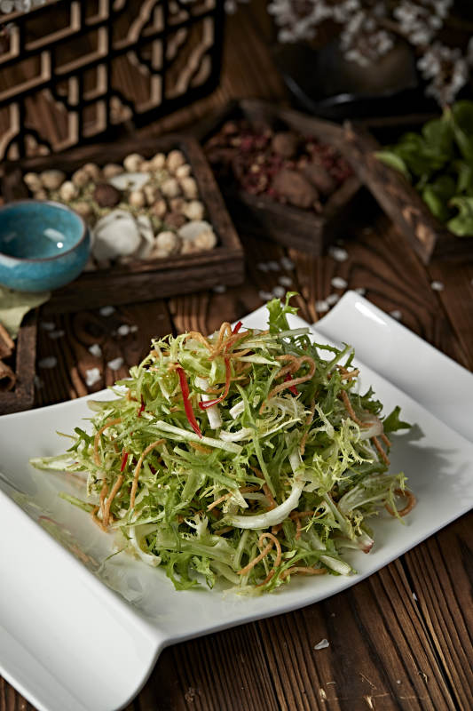 彩椒丝炸面丝炝拌手撕苦菊图片