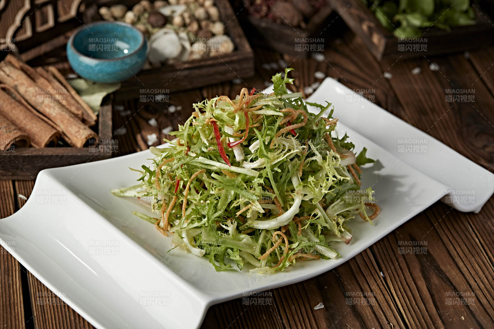 彩椒丝炸面丝炝拌手撕苦菊图片