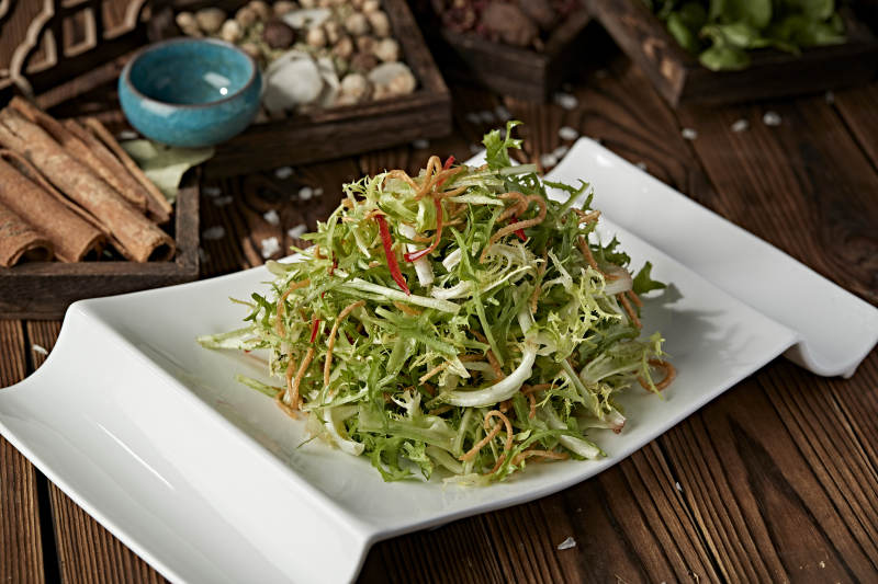 彩椒丝炸面丝炝拌手撕苦菊图片