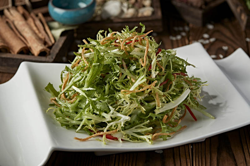 彩椒丝炸面丝炝拌手撕苦菊图片