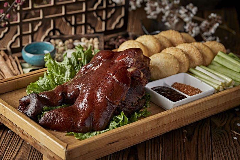 半只烟熏卤味猪脸猪头肉配锅盔蘸酱菜图片