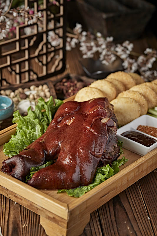 半只烟熏卤味猪脸猪头肉配锅盔蘸酱菜图片