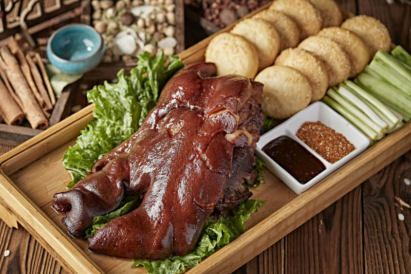 半只烟熏卤味猪脸猪头肉配锅盔蘸酱菜图片