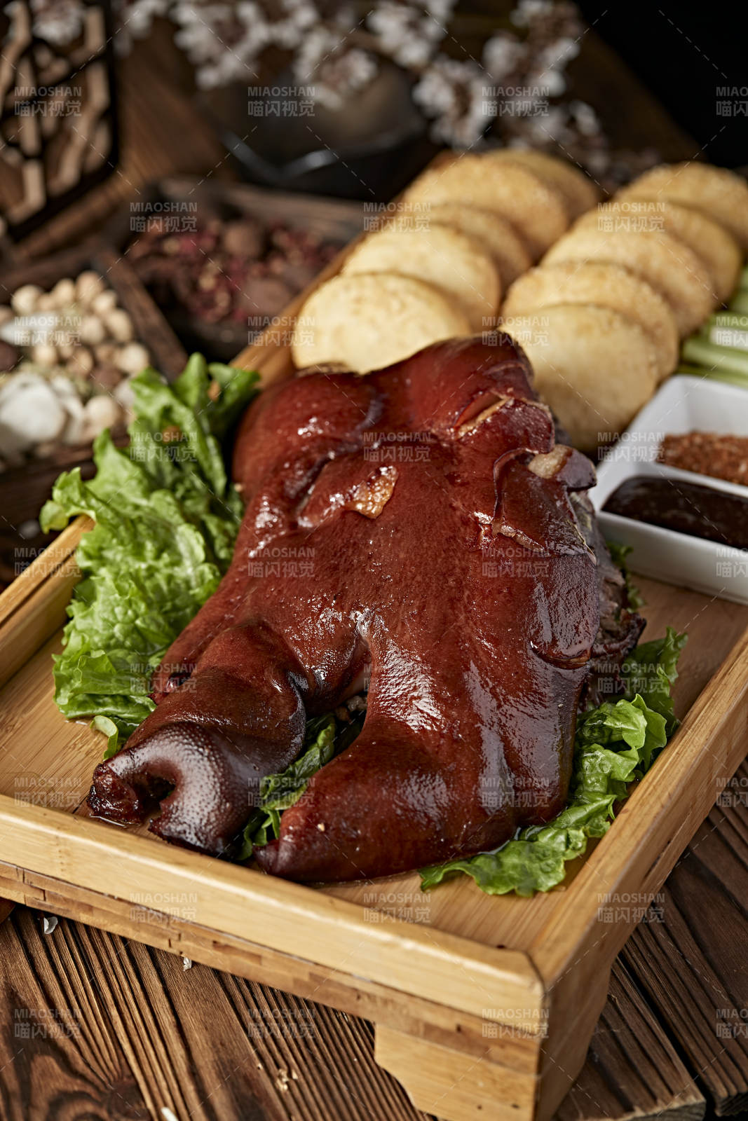 半只烟熏卤味猪脸猪头肉配锅盔蘸酱菜图片