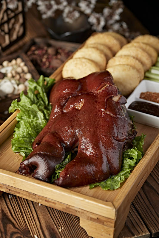 半只烟熏卤味猪脸猪头肉配锅盔蘸酱菜图片