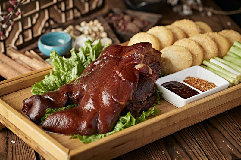 半只烟熏卤味猪脸猪头肉配锅盔蘸酱菜图片