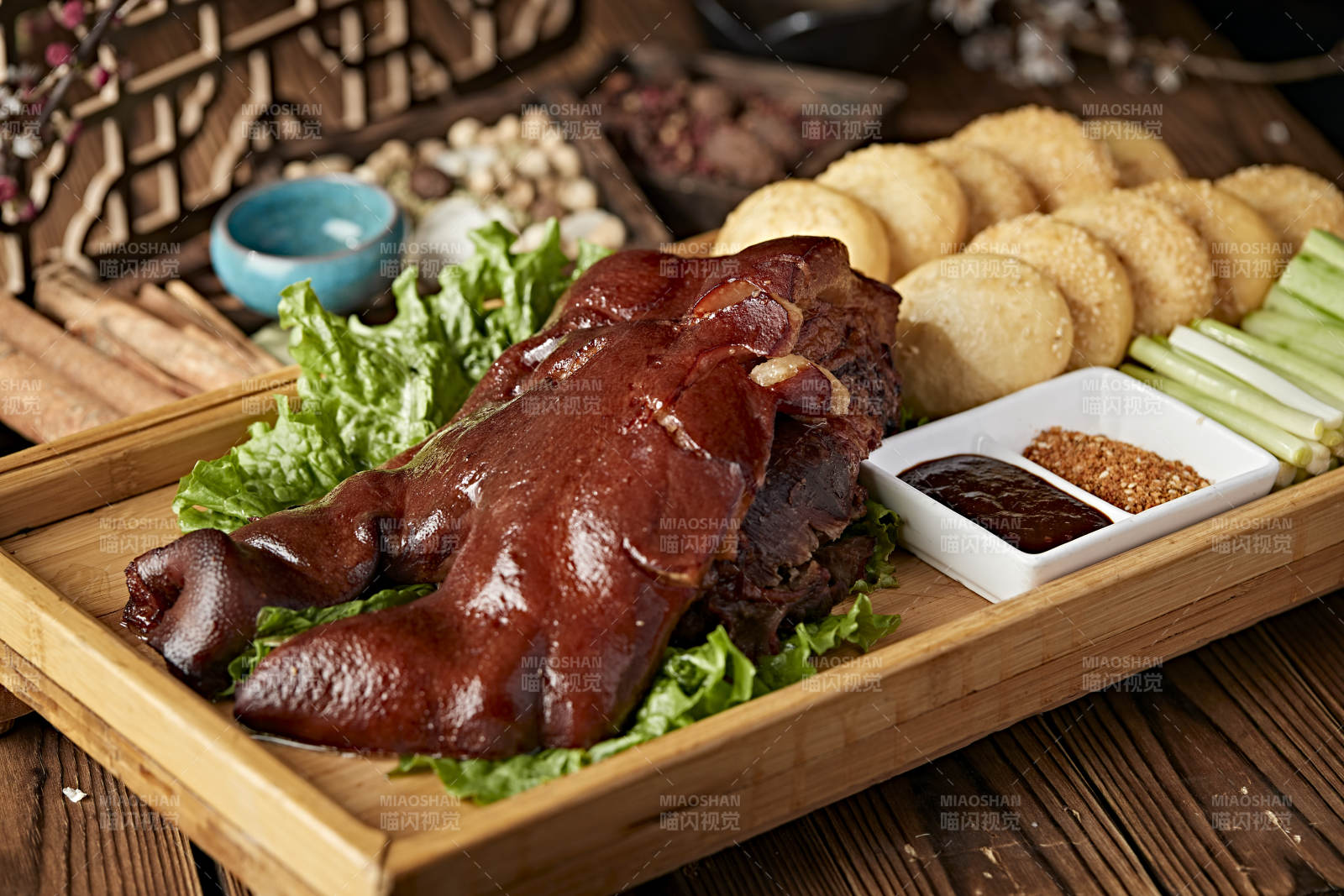 半只烟熏卤味猪脸猪头肉配锅盔蘸酱菜图片