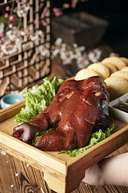 半只烟熏卤味猪脸猪头肉配锅盔蘸酱菜图片