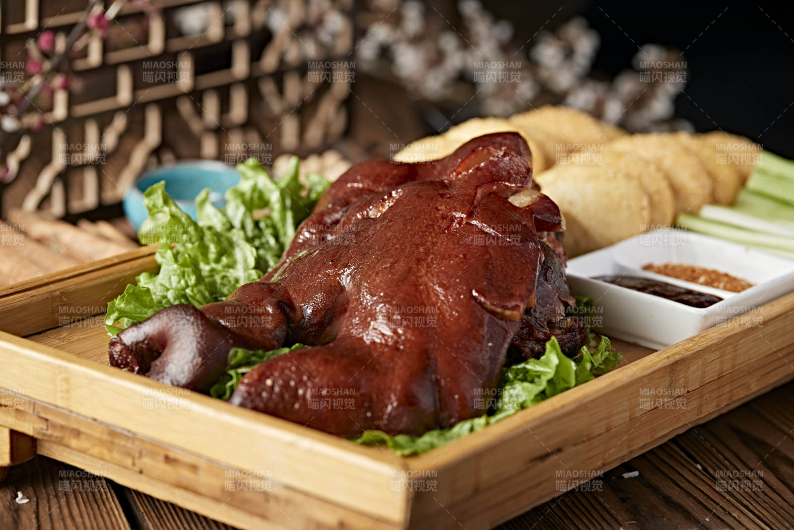 半只烟熏卤味猪脸猪头肉配锅盔蘸酱菜图片