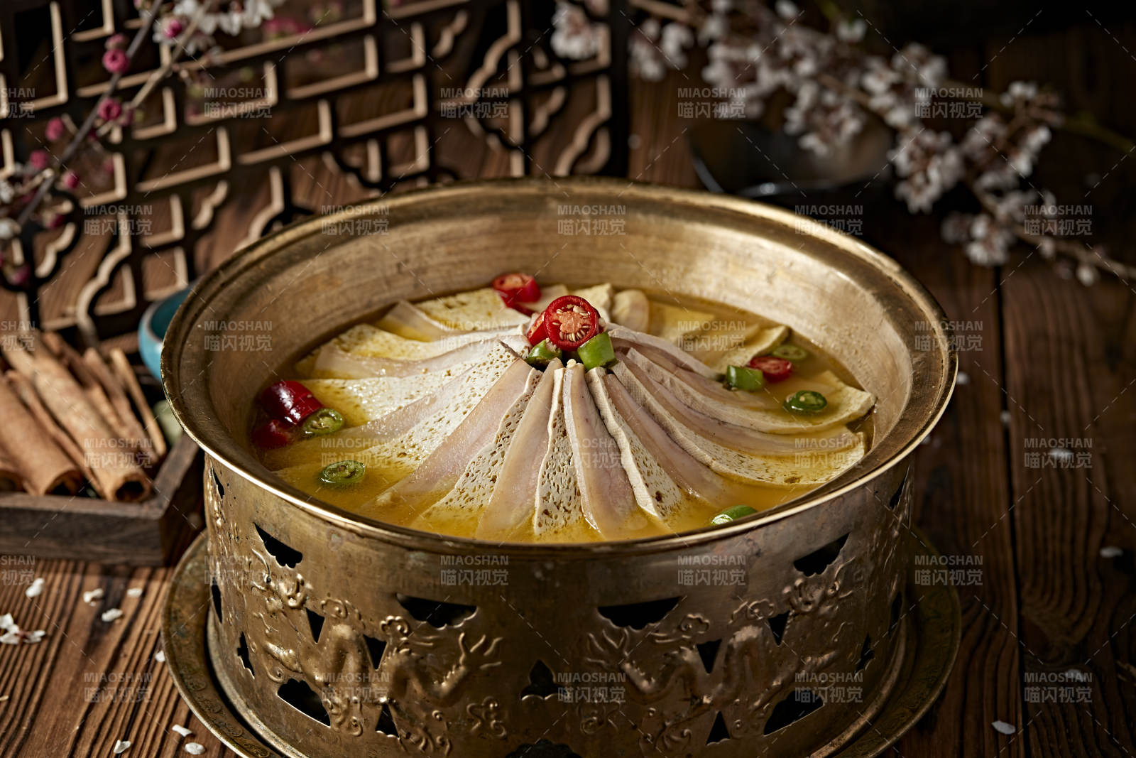 铜锅炖煮的椒麻蜂窝豆腐冻豆腐汆白肉图片