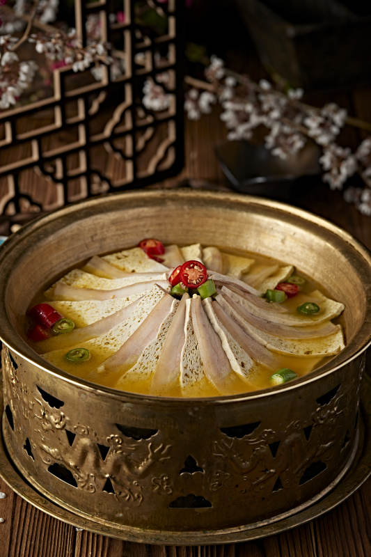 铜锅炖煮的椒麻蜂窝豆腐冻豆腐汆白肉图片