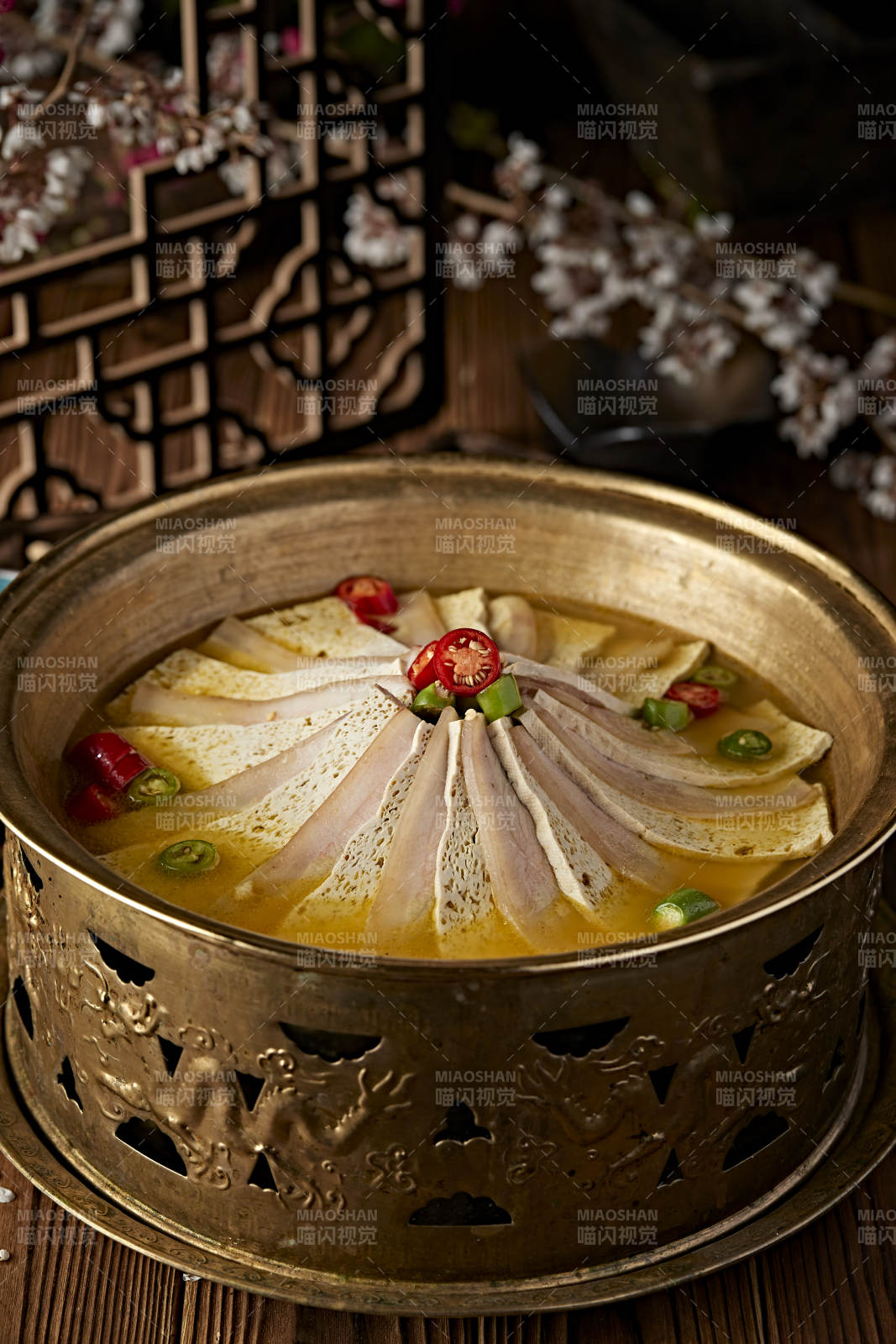 铜锅炖煮的椒麻蜂窝豆腐冻豆腐汆白肉图片