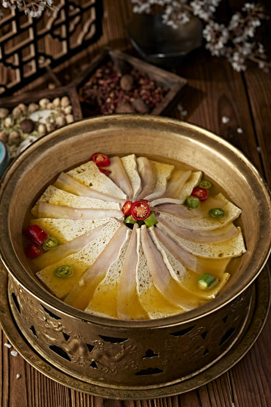 铜锅炖煮的椒麻蜂窝豆腐冻豆腐汆白肉图片