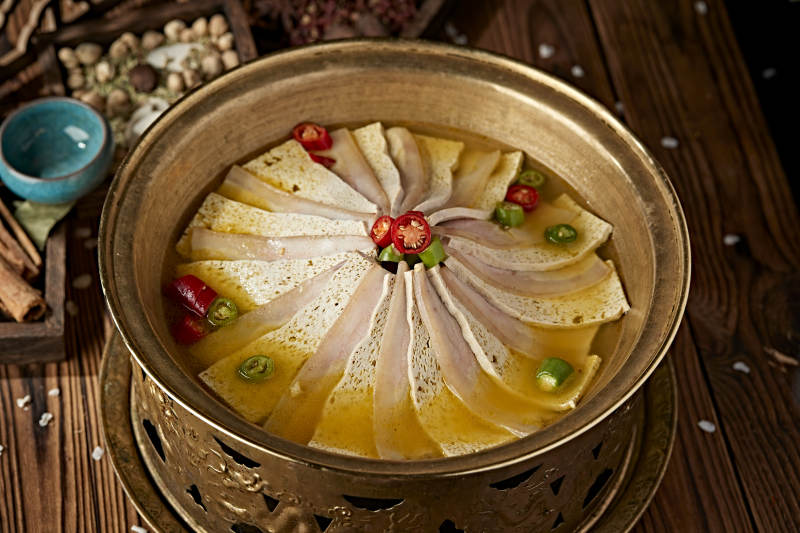 铜锅炖煮的椒麻蜂窝豆腐冻豆腐汆白肉图片
