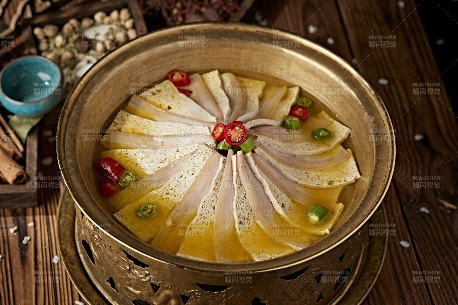 铜锅炖煮的椒麻蜂窝豆腐冻豆腐汆白肉图片