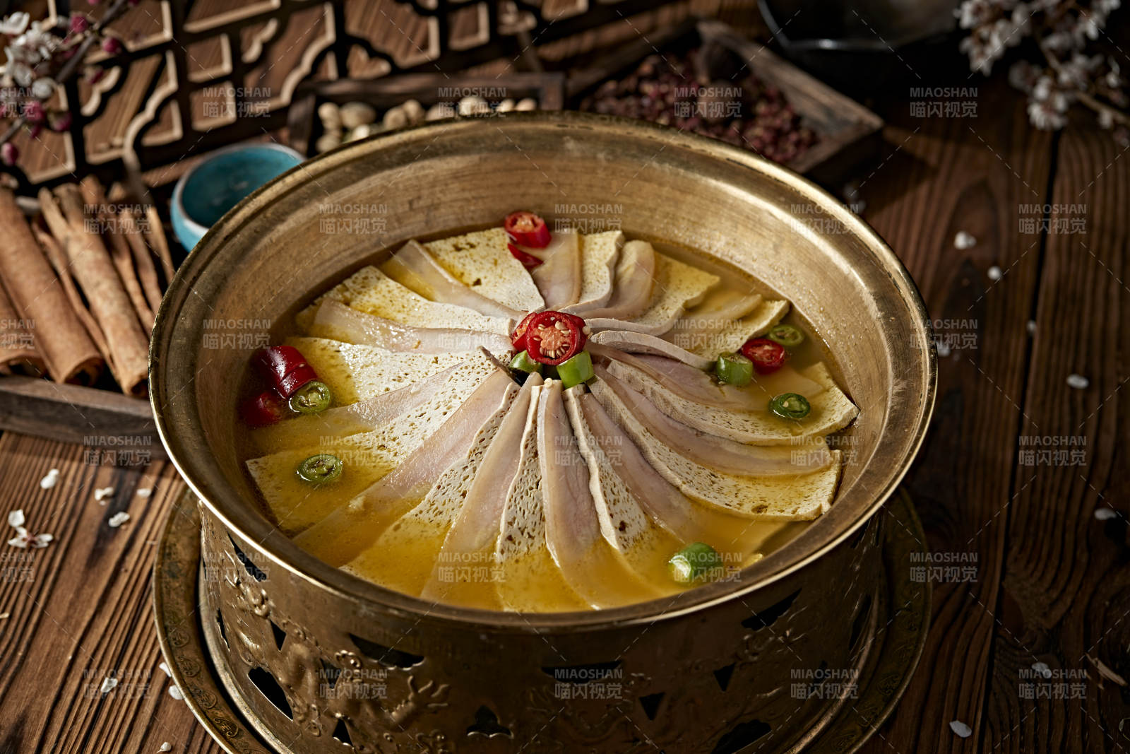 铜锅炖煮的椒麻蜂窝豆腐冻豆腐汆白肉图片