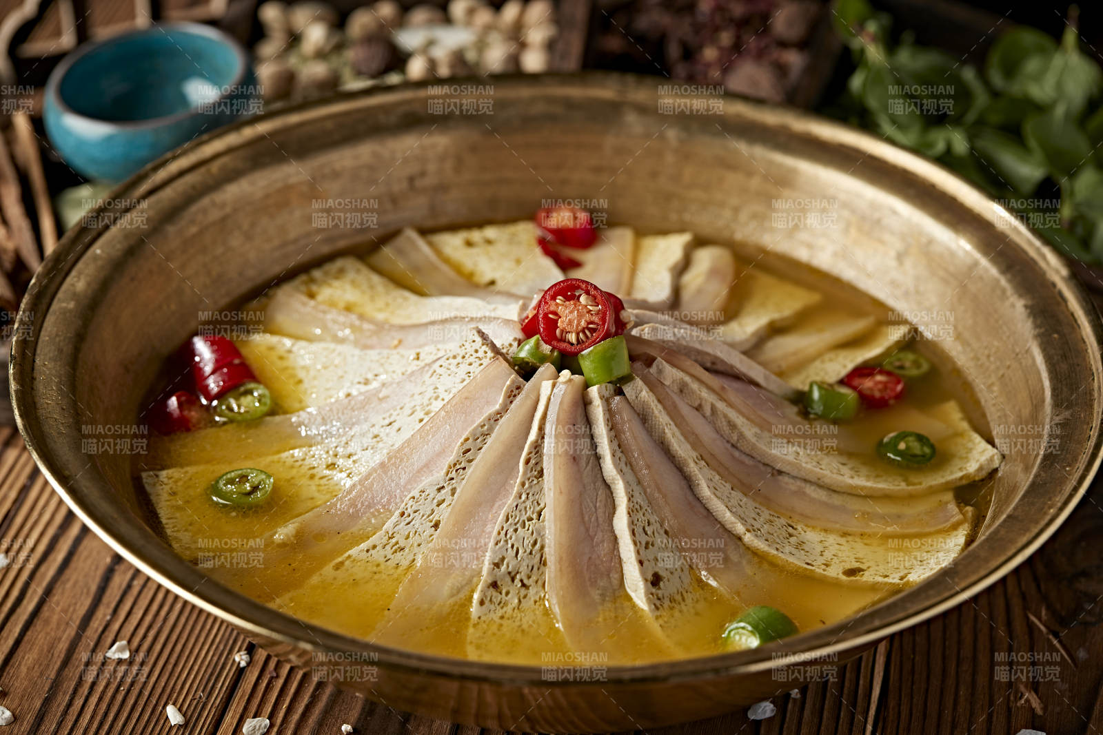 铜锅炖煮的椒麻蜂窝豆腐冻豆腐汆白肉图片