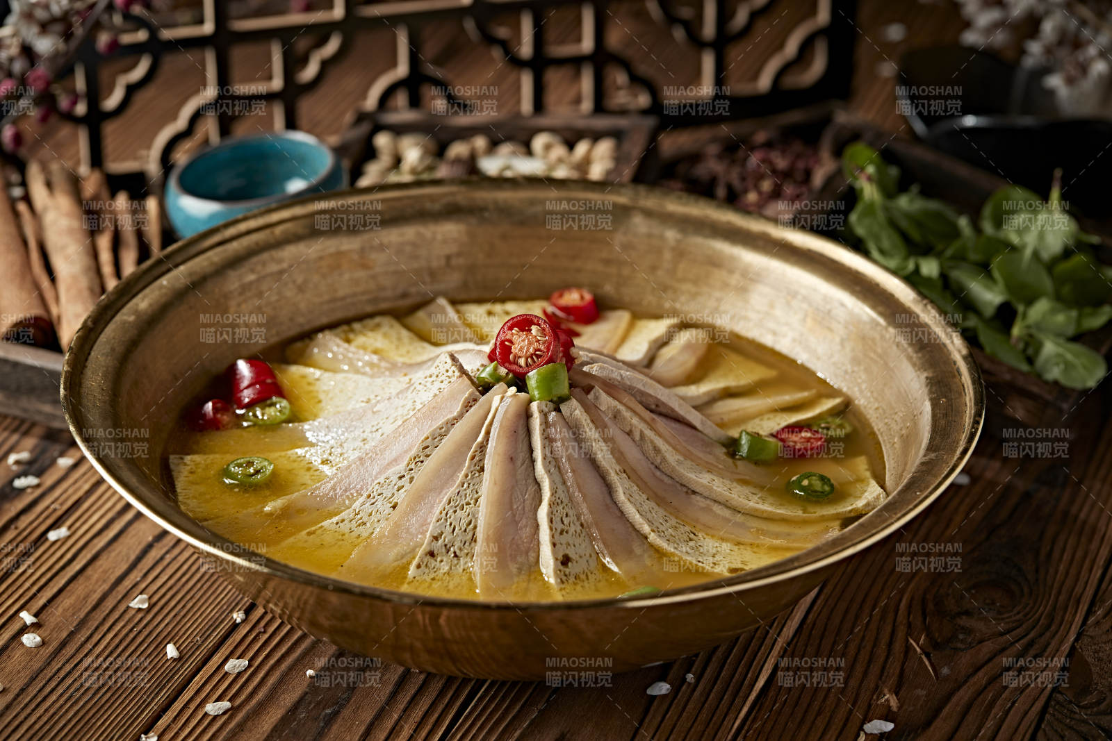 铜锅炖煮的椒麻蜂窝豆腐冻豆腐汆白肉图片