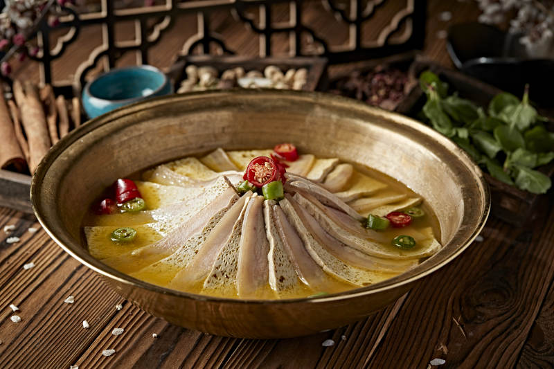 铜锅炖煮的椒麻蜂窝豆腐冻豆腐汆白肉图片