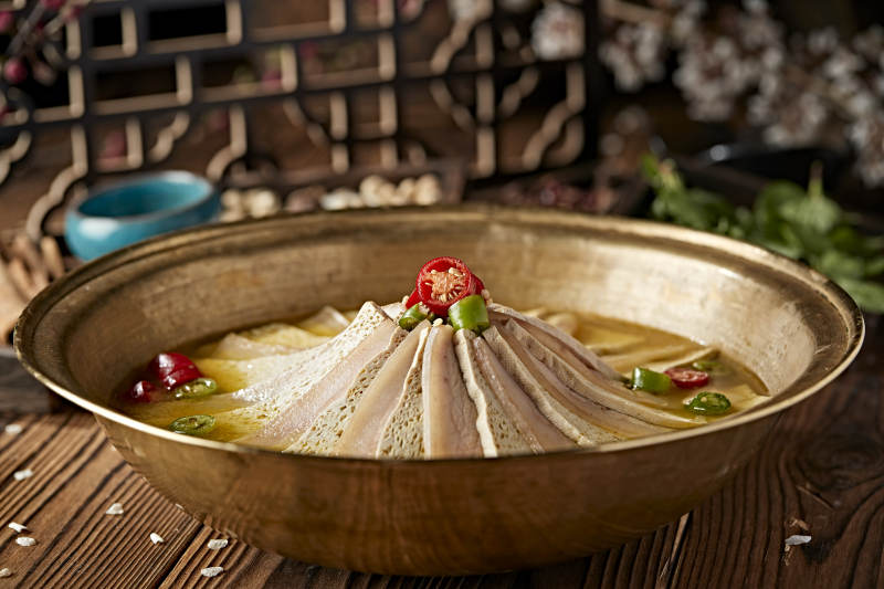 铜锅炖煮的椒麻蜂窝豆腐冻豆腐汆白肉图片