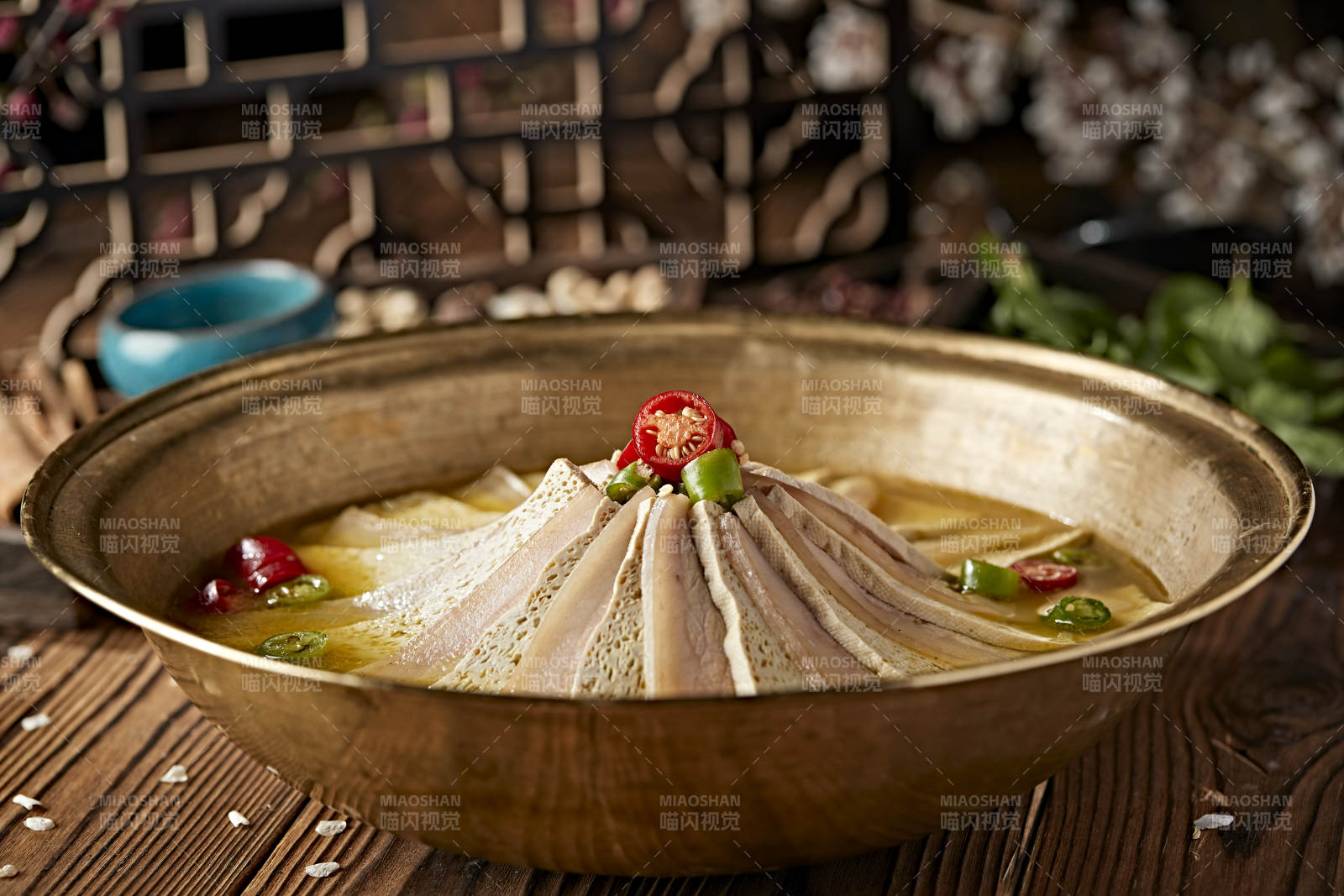 铜锅炖煮的椒麻蜂窝豆腐冻豆腐汆白肉图片