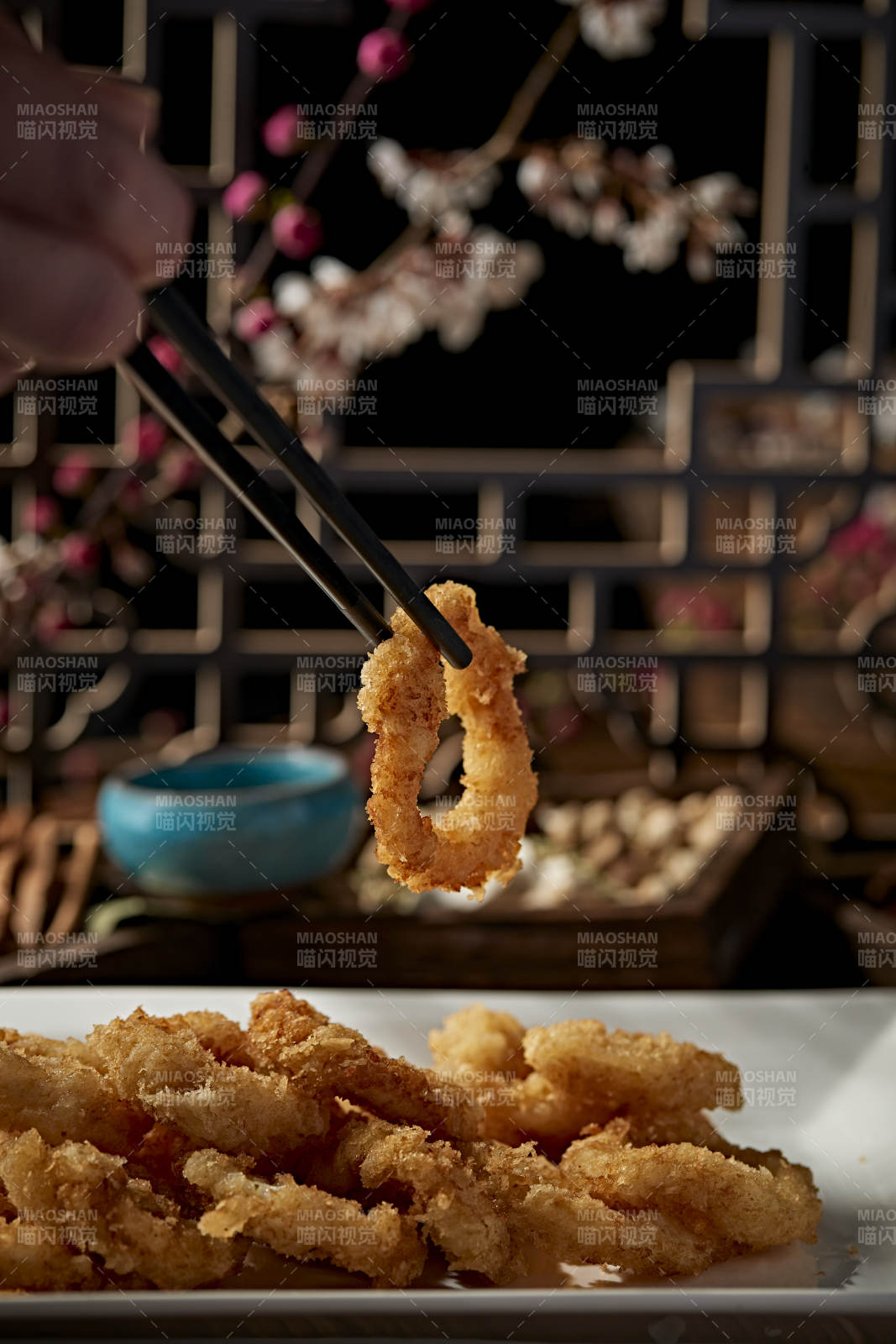 拖面油炸蘸粉鱿鱼圈图片