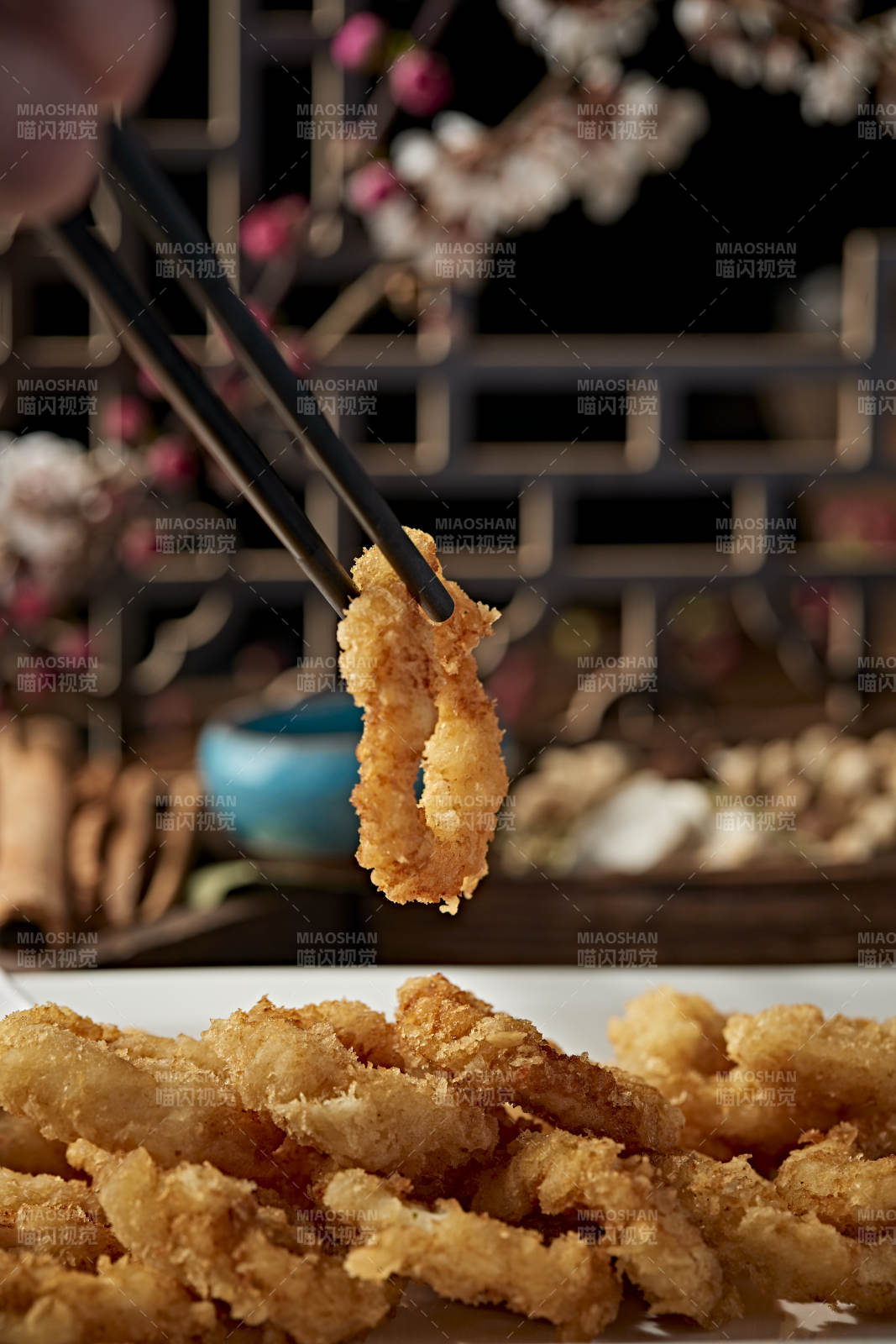 拖面油炸蘸粉鱿鱼圈图片