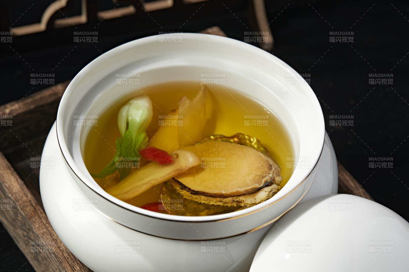 枸杞松茸鲜鲍鱼汤图片