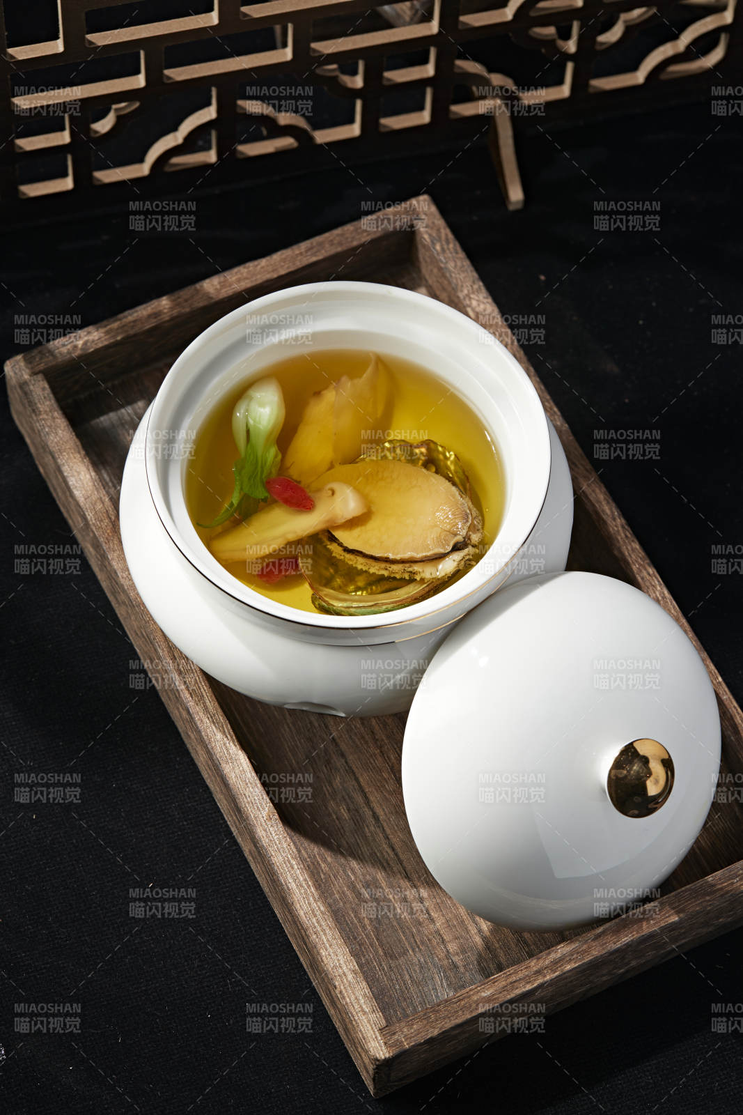 枸杞松茸鲜鲍鱼汤图片