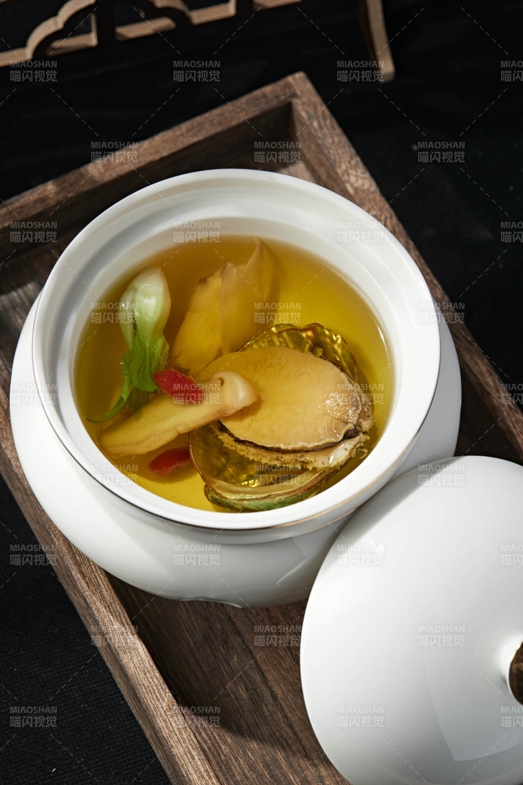 枸杞松茸鲜鲍鱼汤图片